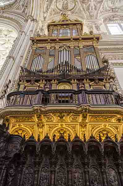 Córdoba 078 - Mezquita Catedral - interior - organo.jpg